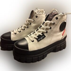 Palladium Revolt HI TX Star White with Black Ankle Boots